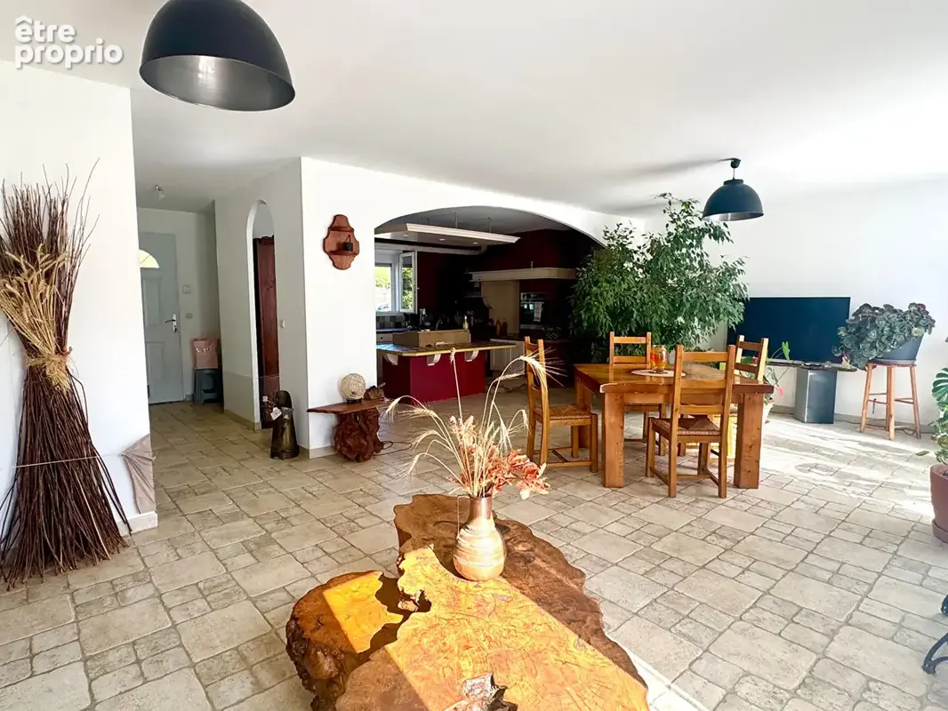 Maison plain pieds - 2 chambres- garage - vaste terrain - photo 2