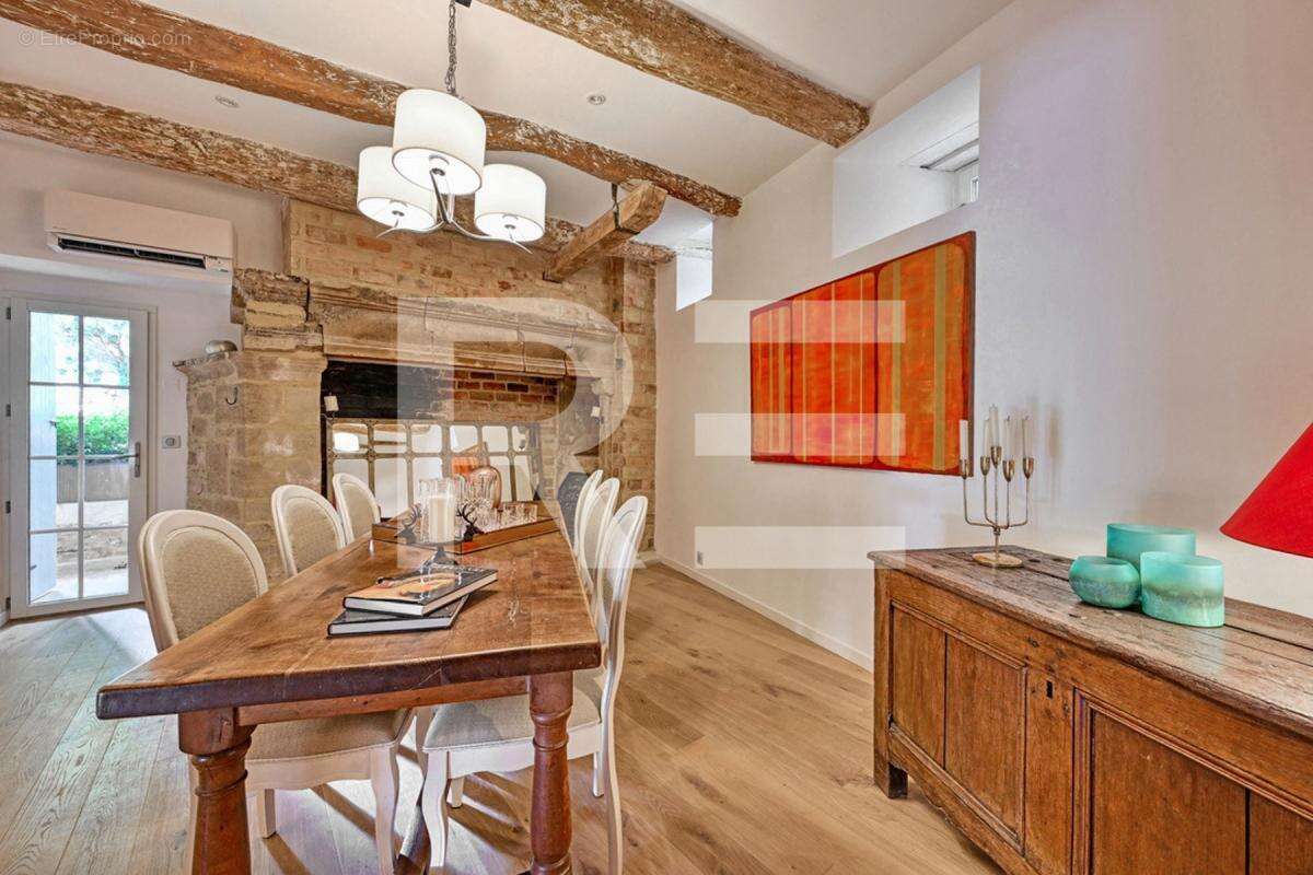 Maison à LA ROQUE-SUR-CEZE