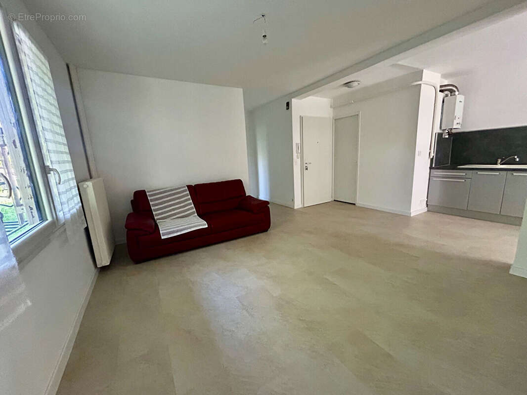Appartement 3 pièces rénové avec local - photo 2