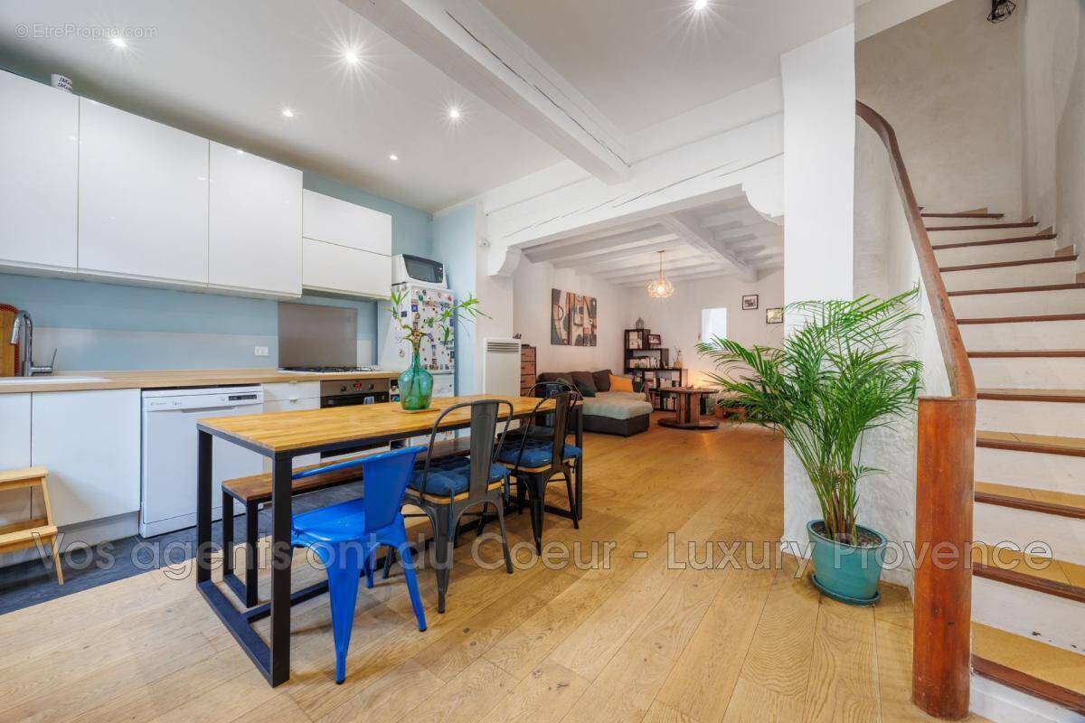 Maison à SIMIANE-COLLONGUE