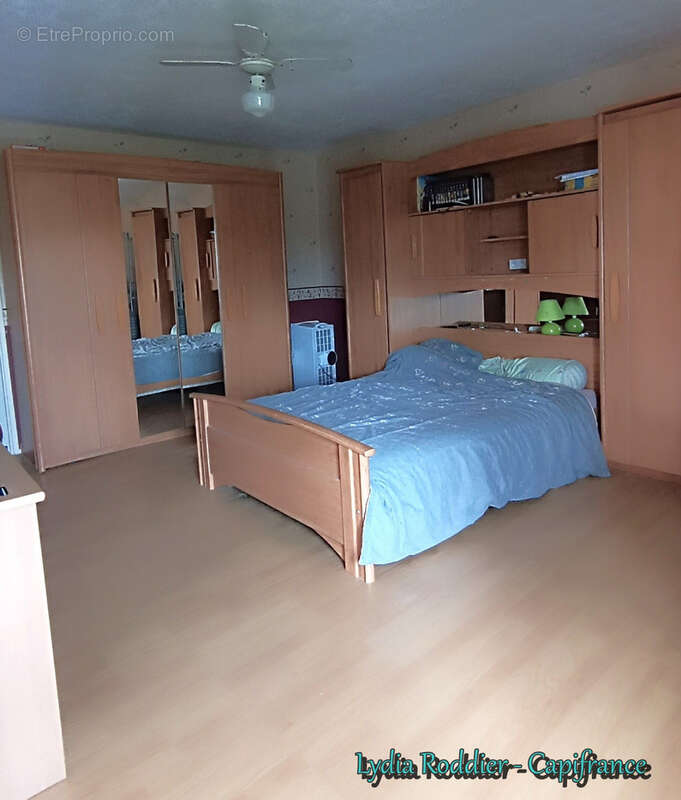 Maison avec 4 chambres – terrain clôturé – deux terrasses - PUY GUILLAUME (63290) - photo 15