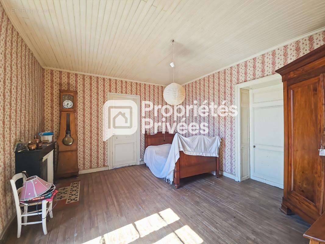 Grande maison en pierre à rénover avec jardin, dépendances et fort potentiel - photo 12
