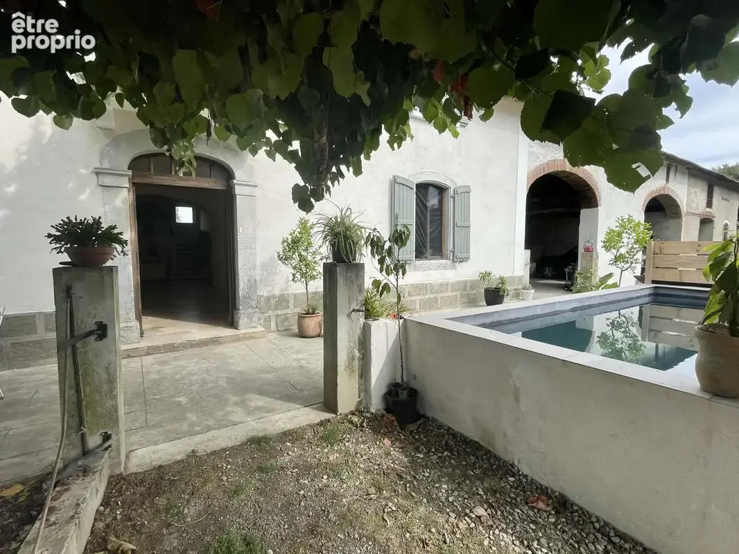 Maison ancienne rénovée avec 4 chambres, dépendances et terrain - photo 33