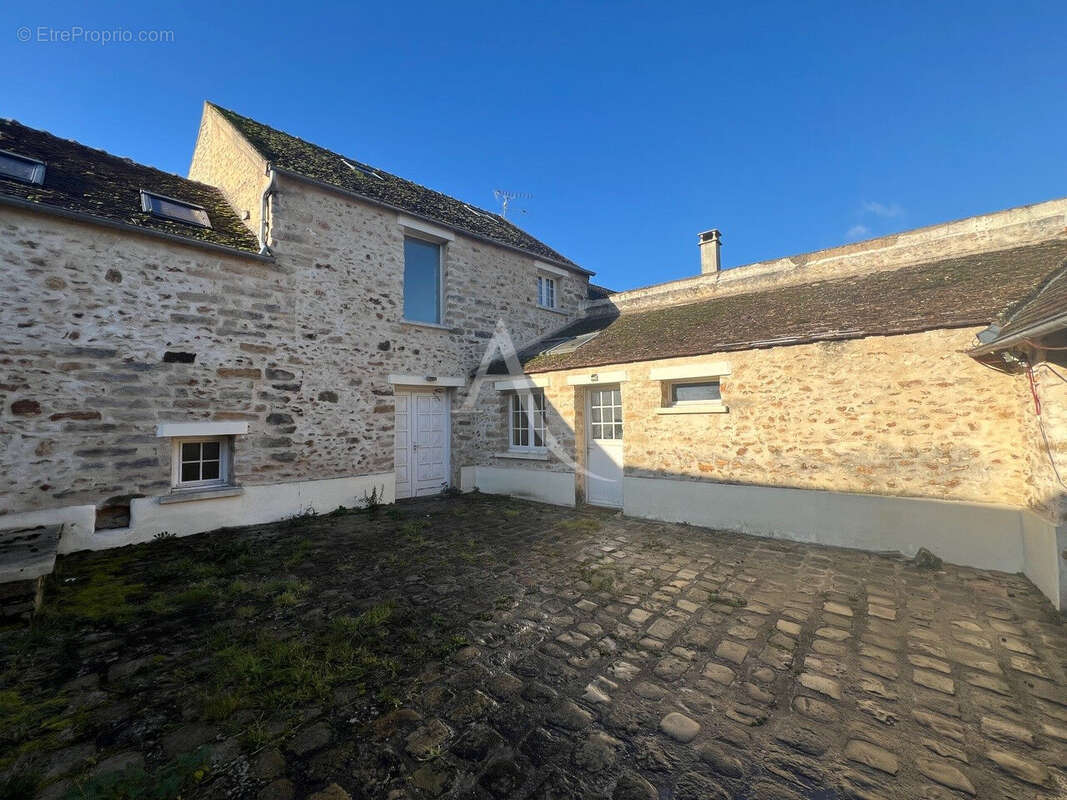 Maison à LE CHATELET-EN-BRIE