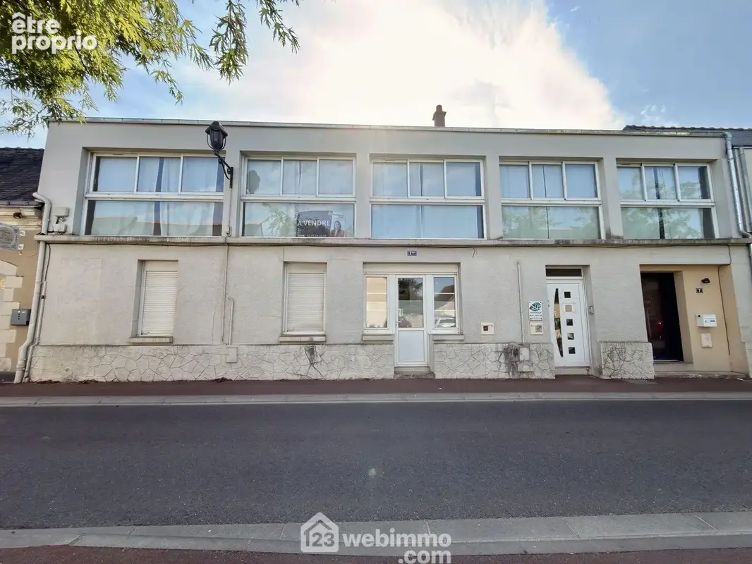 Loft situé au premier étage de cet immeuble.