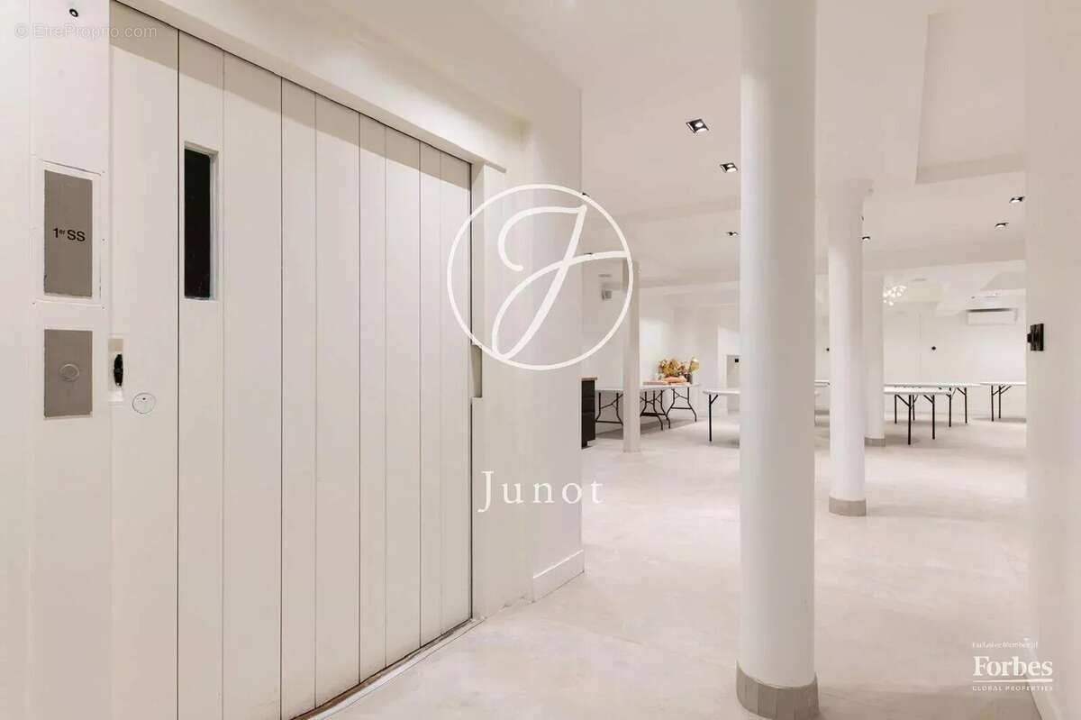 Paris 17e – PARC MONCEAU – Bureau à vendre – 7 pièces - 430m² Carrez. - photo 4