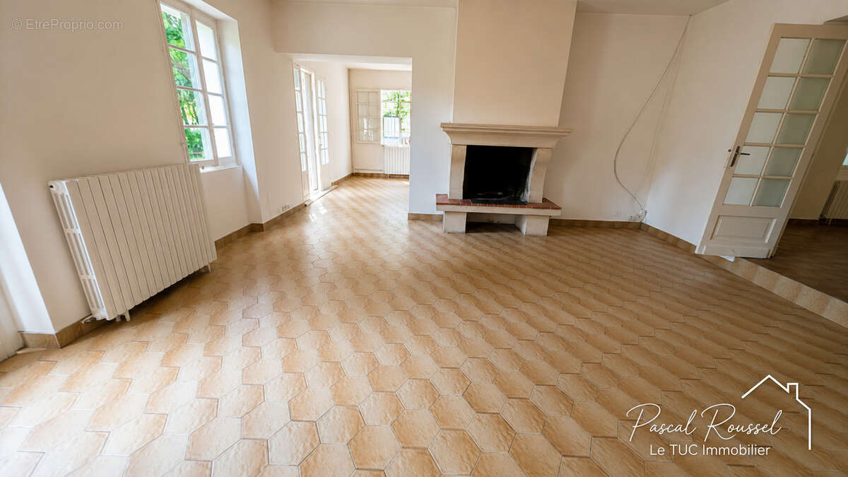LONGERE DE CARACTERE-270 m2-3,5 hectares de bois-Dépendances - photo 3
