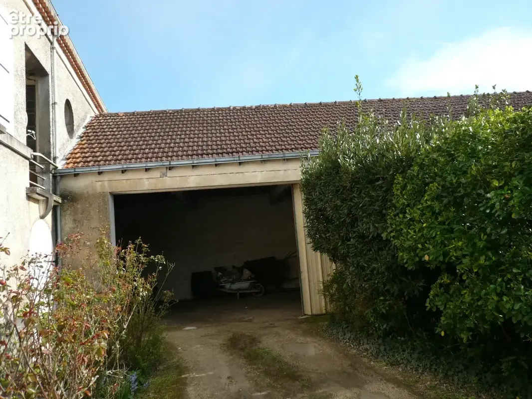  BURIE (17) A Vendre CORPS de FERME et Ses Nombreuses Dépendances  - photo 6