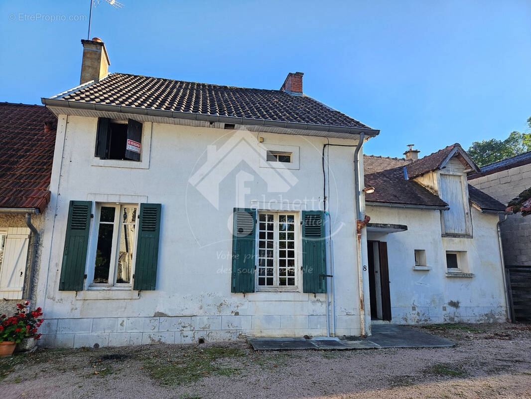 Maison à MONTAIGU-LE-BLIN