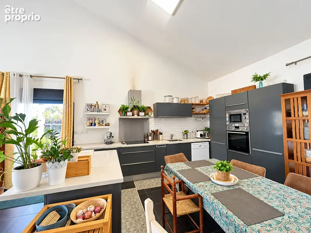 A VENDRE - Saint-Benoit - Maison avec terrasse et jardin + 130 m2 bonus exploitable - photo 2