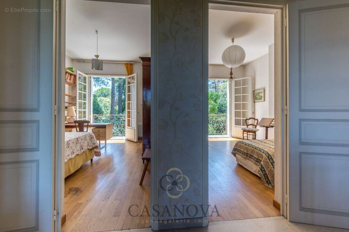 Maison familiale de plus de 270 m² avec parc arboré de 3 000 m² aux Arceaux à Montpellier - photo 26