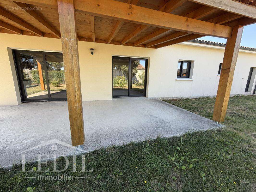 Maison récente de plain pied avec garage et jardin - photo 2