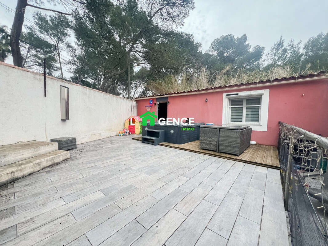 Maison à SAINT-MITRE-LES-REMPARTS