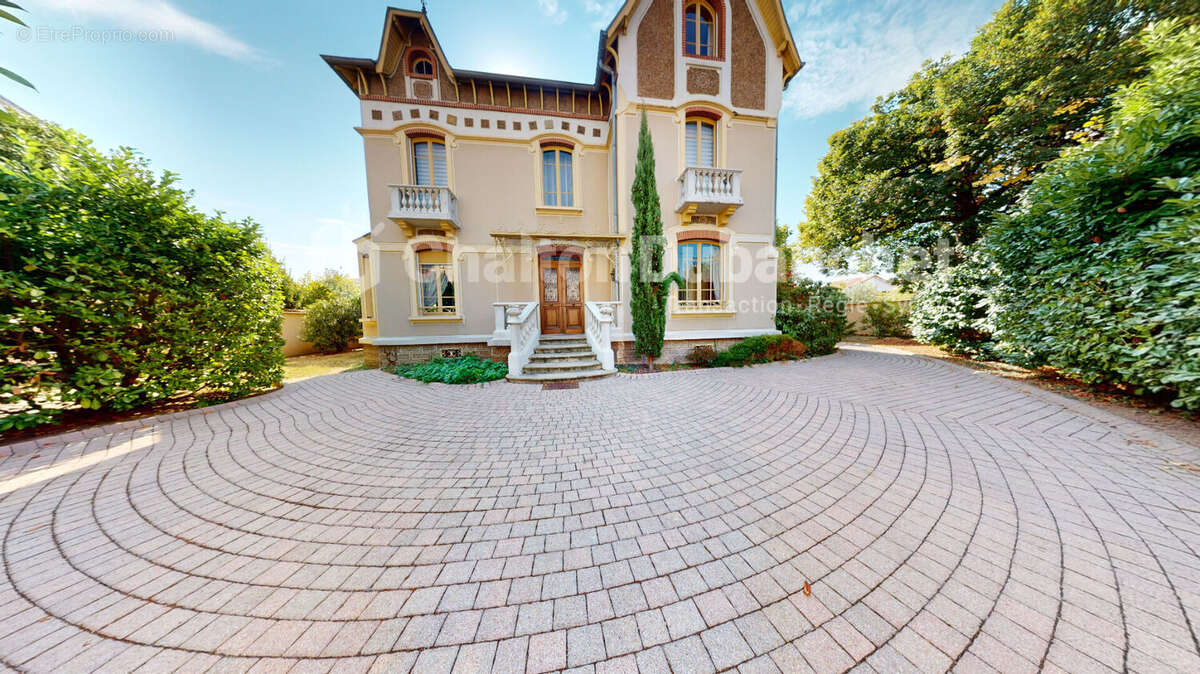 LE COTEAU - Maison de 300 m² - photo 5