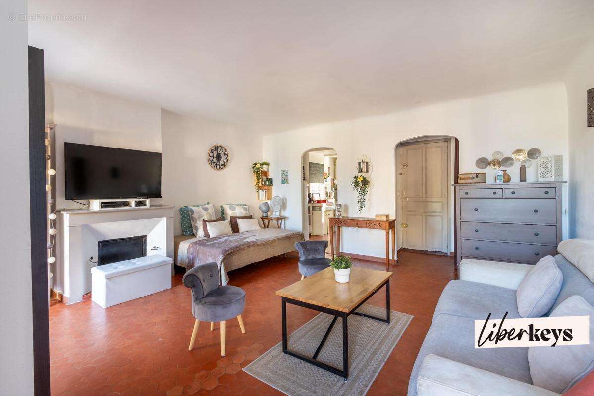 Le Lavandou – Appartement T1 traversant de charme à 100 m de la plage, tout à pied - photo 3