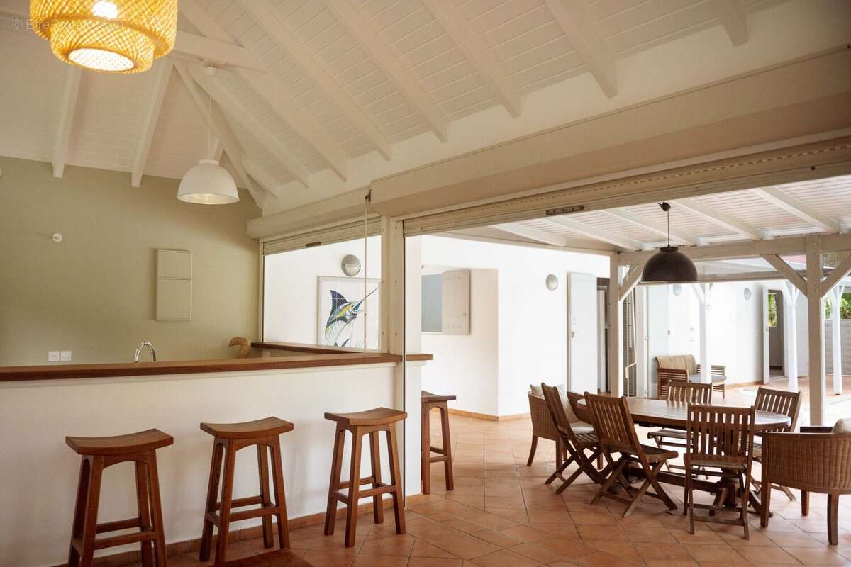Cuisine ouverte sur la terrasse et le salon - Maison à BOUILLANTE