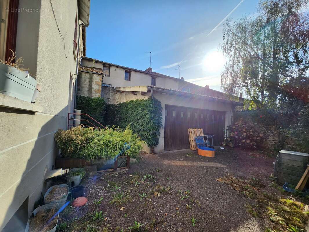 Maison à SAINT-LAURENT-SUR-GORRE