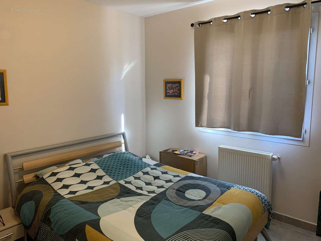 chambre1 avec placard expo SUD, carrelage au sol, peinture murs - Maison à MIRANDE