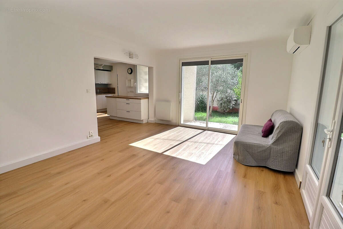 Maison à ENTRAIGUES-SUR-LA-SORGUE