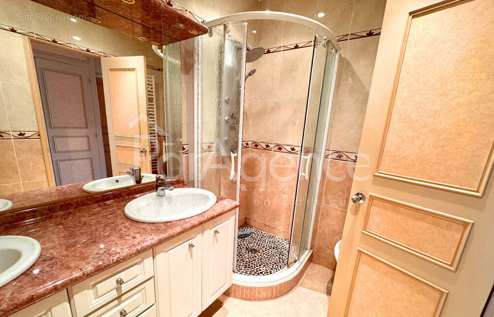 Commerce à VAUX-SUR-MER