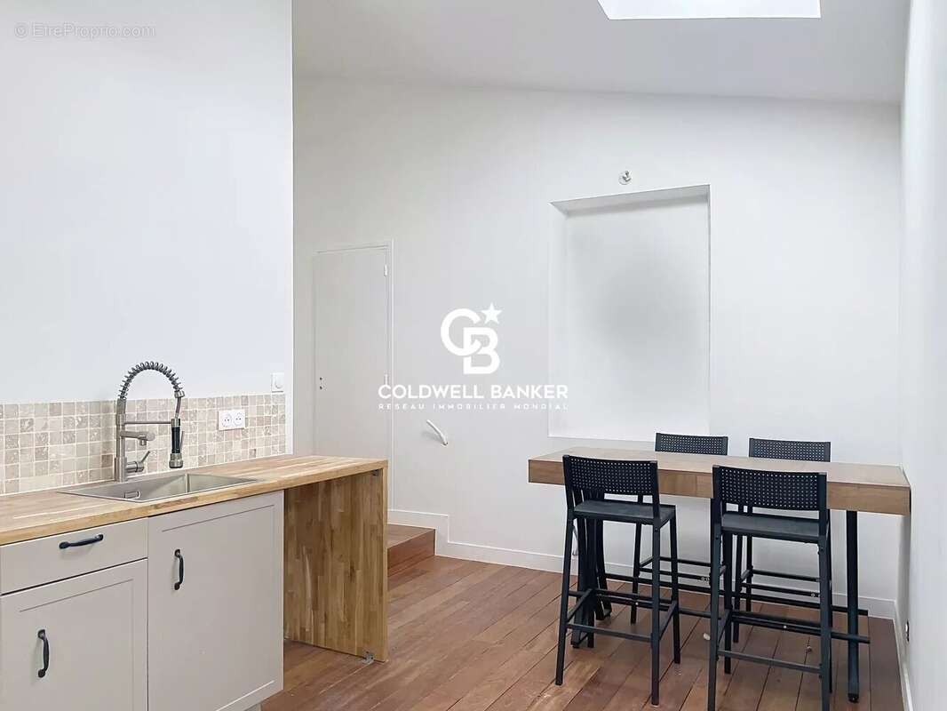 À deux pas du Vieux-Port, un appartement rénové aux volumes généreux - photo 4