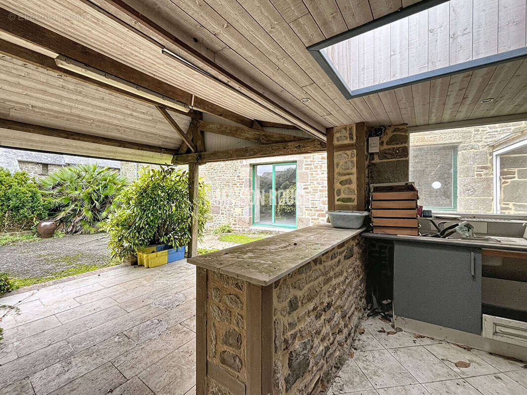 Maison en pierre avec jardin clos - Bourg de Lourmais - photo 13