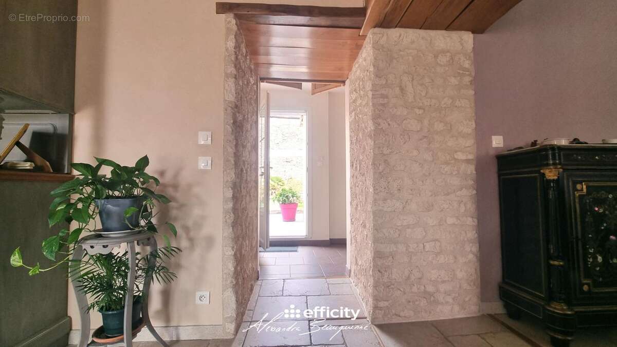 Maison à FAYE-SUR-ARDIN