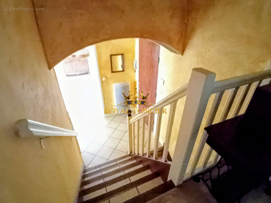 Accès au demi étage : espace nuit  - Maison à CHATELLERAULT
