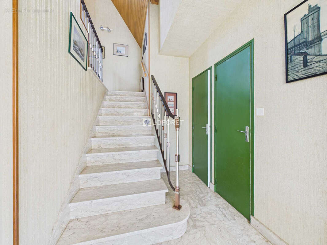 Maison 7 pièce(s) 162m2 -  ELLIANT - photo 10