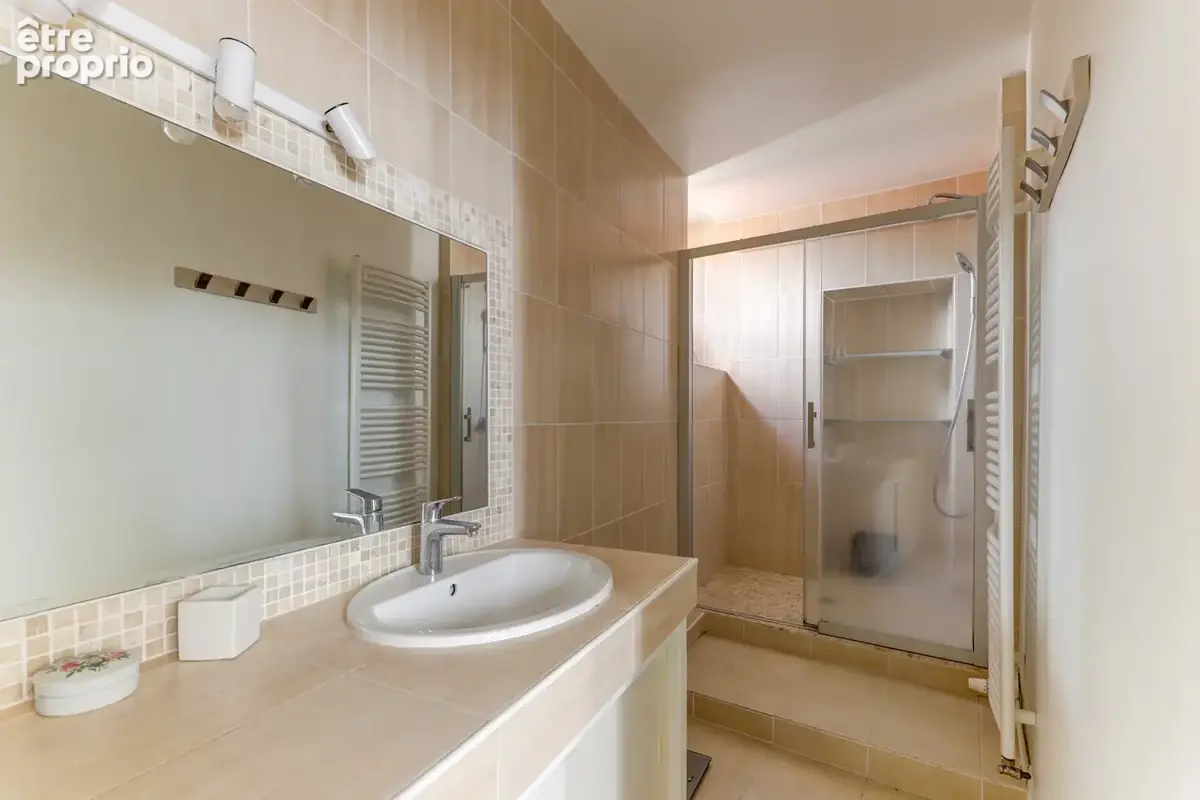 Grand appartement dans immeuble Ancien situé sur le plateau central avec charme - photo 12