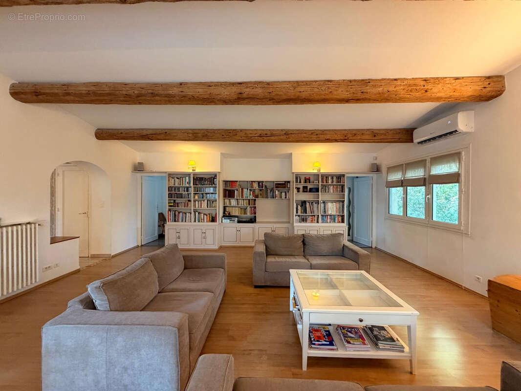 NIMES TOUR MAGNE Splendide maison 7 pièces de 205 m2 avec piscine et garage, sur 1500 m2 de terrain - photo 15