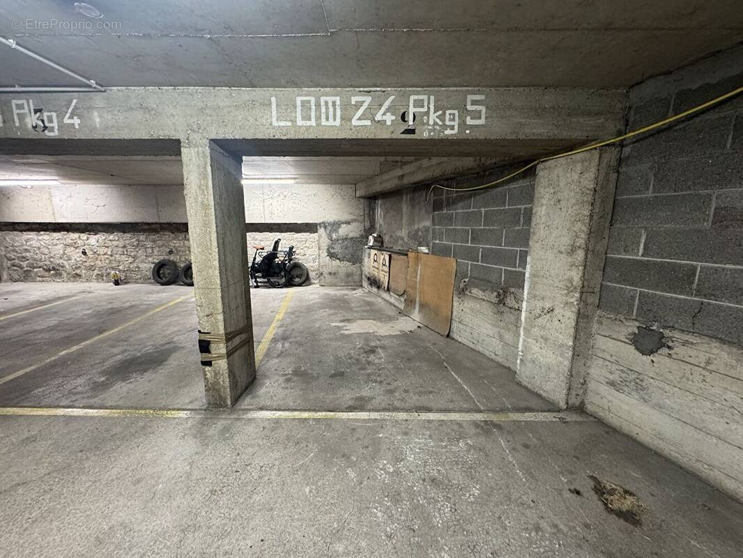 Parking à PARIS-12E
