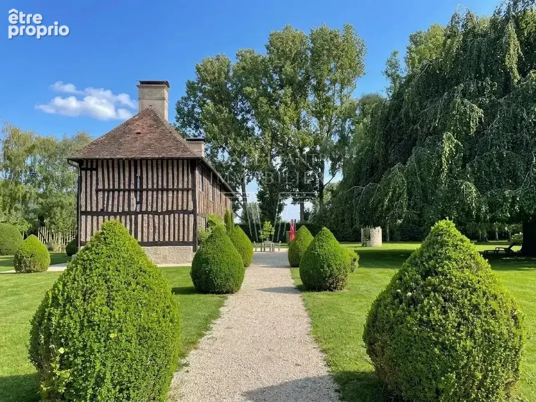 Beuvron-en-auge. splendide manoir du xviie avec ses dependances sur 1,1 ha - photo 2