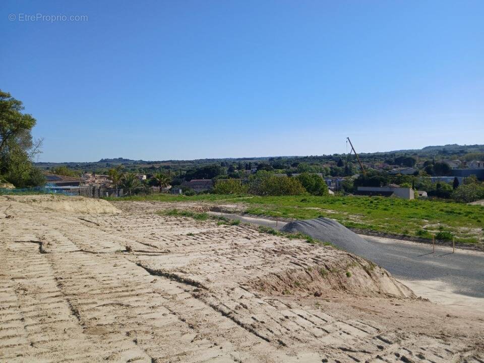 Terrain à MONTAGNAC