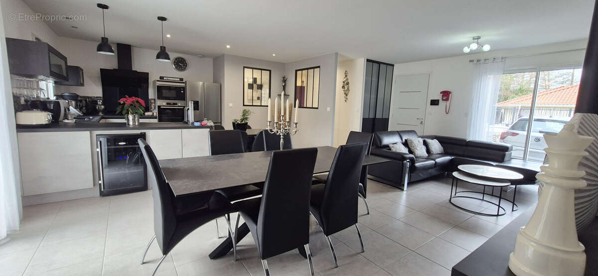 Maison à LA CHAPELLE-DE-LA-TOUR