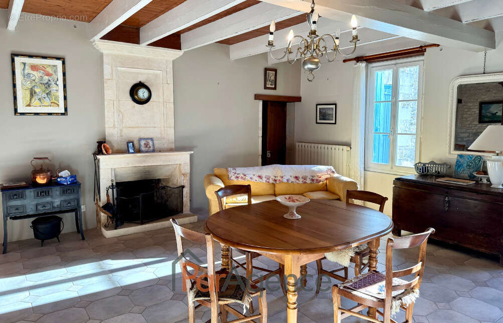 Maison à CHAILLEVETTE