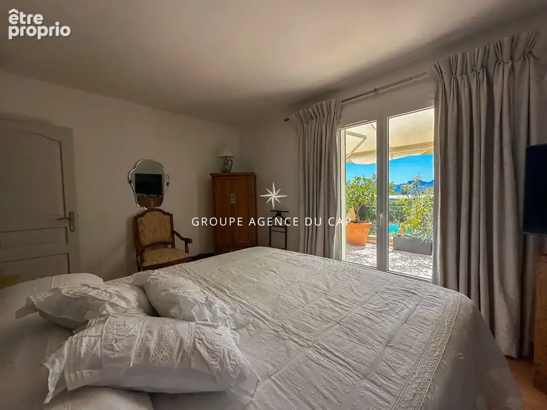 A vendre  la bouverie villa provencale plain pied piscine garage - photo 9
