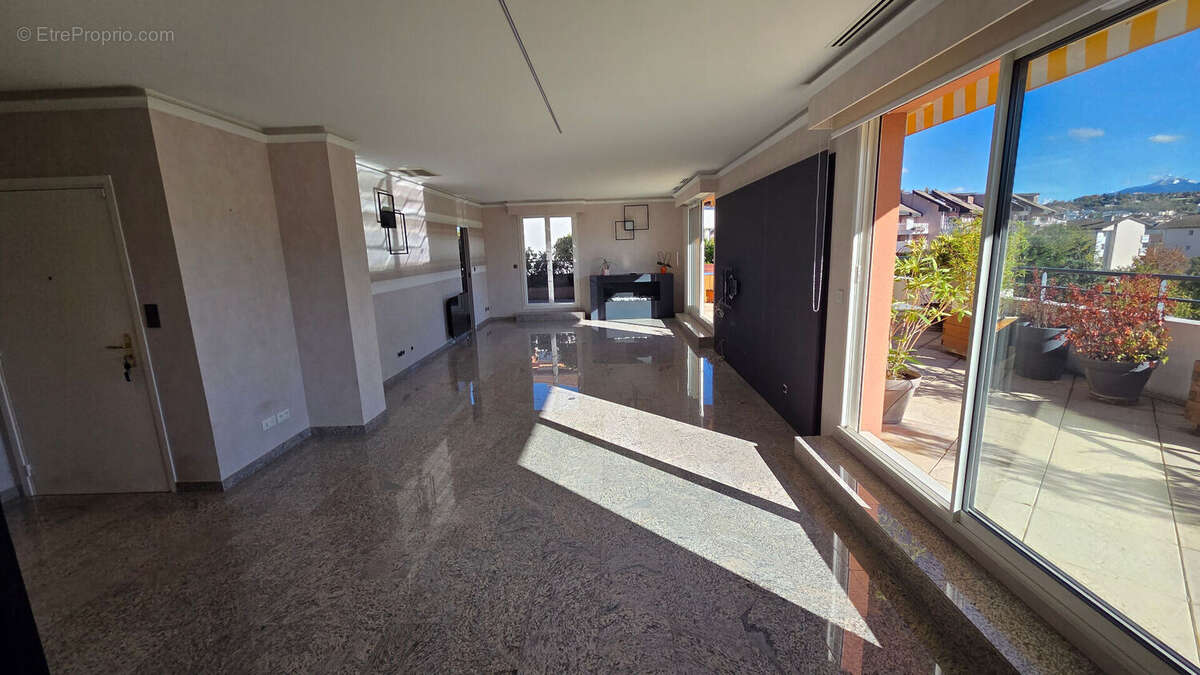 Appartement à AMBILLY