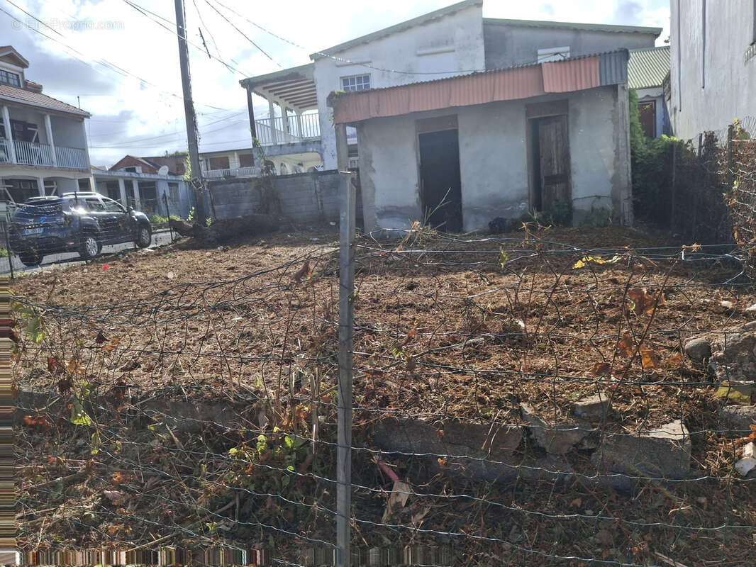 Terrain à CAPESTERRE-BELLE-EAU