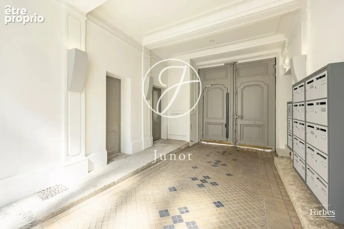 Paris 9e - RUE CHAPTAL - Appartement - 5 pièces - 105,8m² Carrez - 3/4 chambres - Balcon filant - photo 10