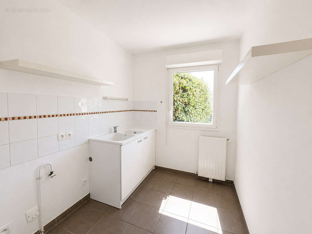 YVRAC   Maison T4 en duplex de 91,14 m2 avec jardin, terrasse et carport - photo 4