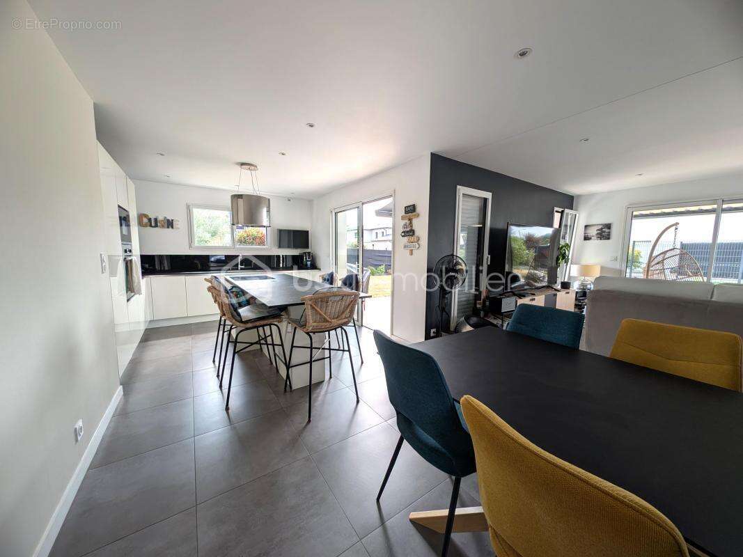 Aux portes de Rennes, à seulement 5 minutes du centre de Cesson-Sévigné, laissez-vous séduire par cette magnifique maison contem - photo 6