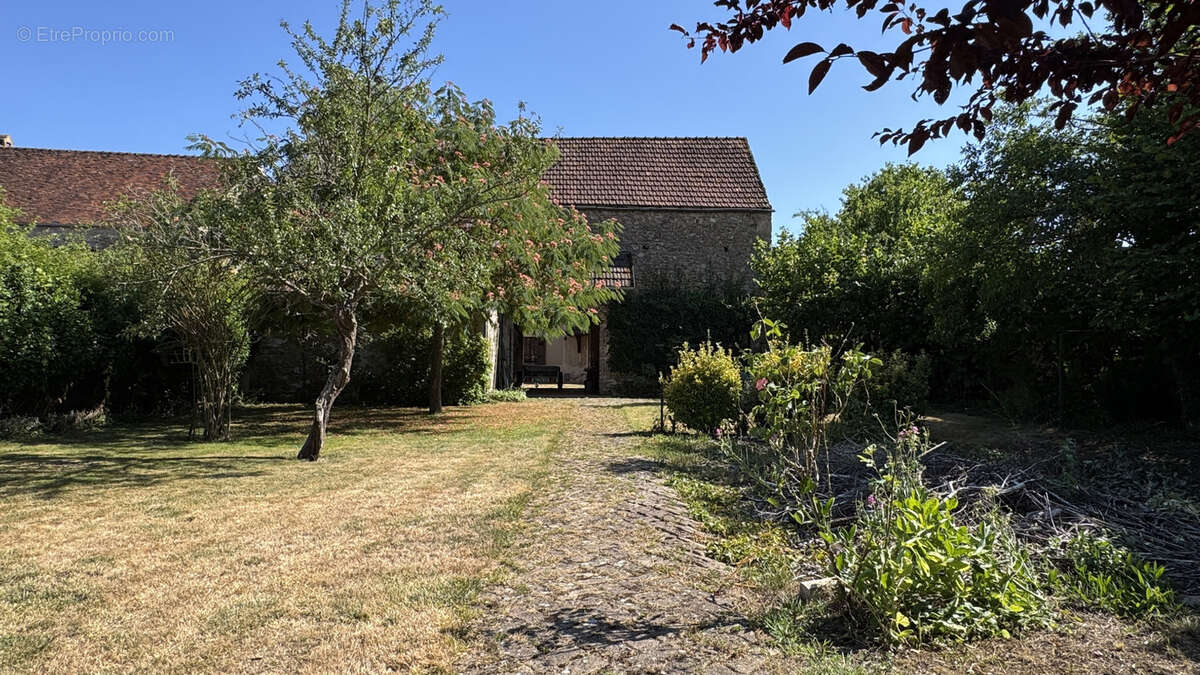 Vente en Exclusivité à Pontaubert - Charmante Maison de caractère avec jardin de 1467 m2 au prix de 235 400 €. - photo 25