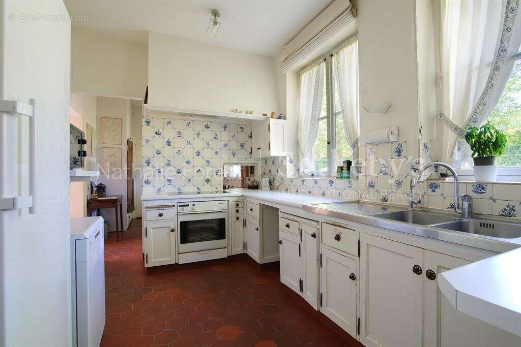 En Exclusivité, Croix résidentiel , élégante maison Maillard , 6 ch, bureau , érigée sur 2159 m2 de - photo 9