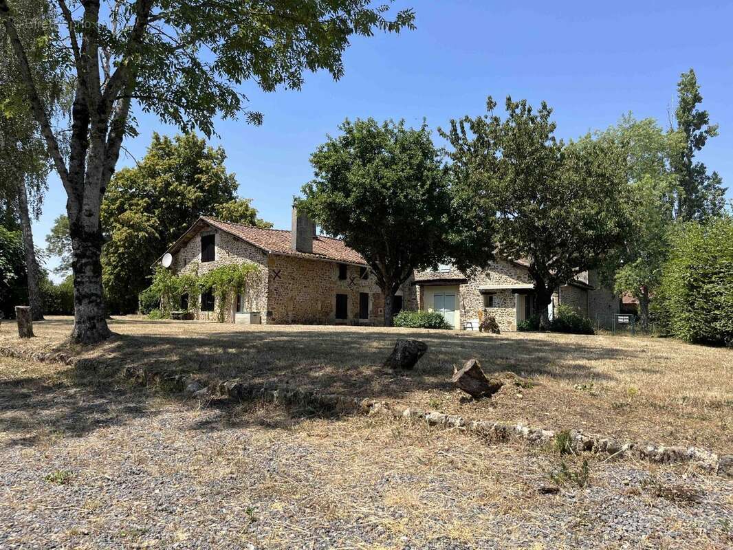 Maison à CHASSENEUIL-SUR-BONNIEURE