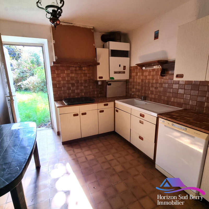 cuisine avec accès jardin - Maison à CROZON-SUR-VAUVRE