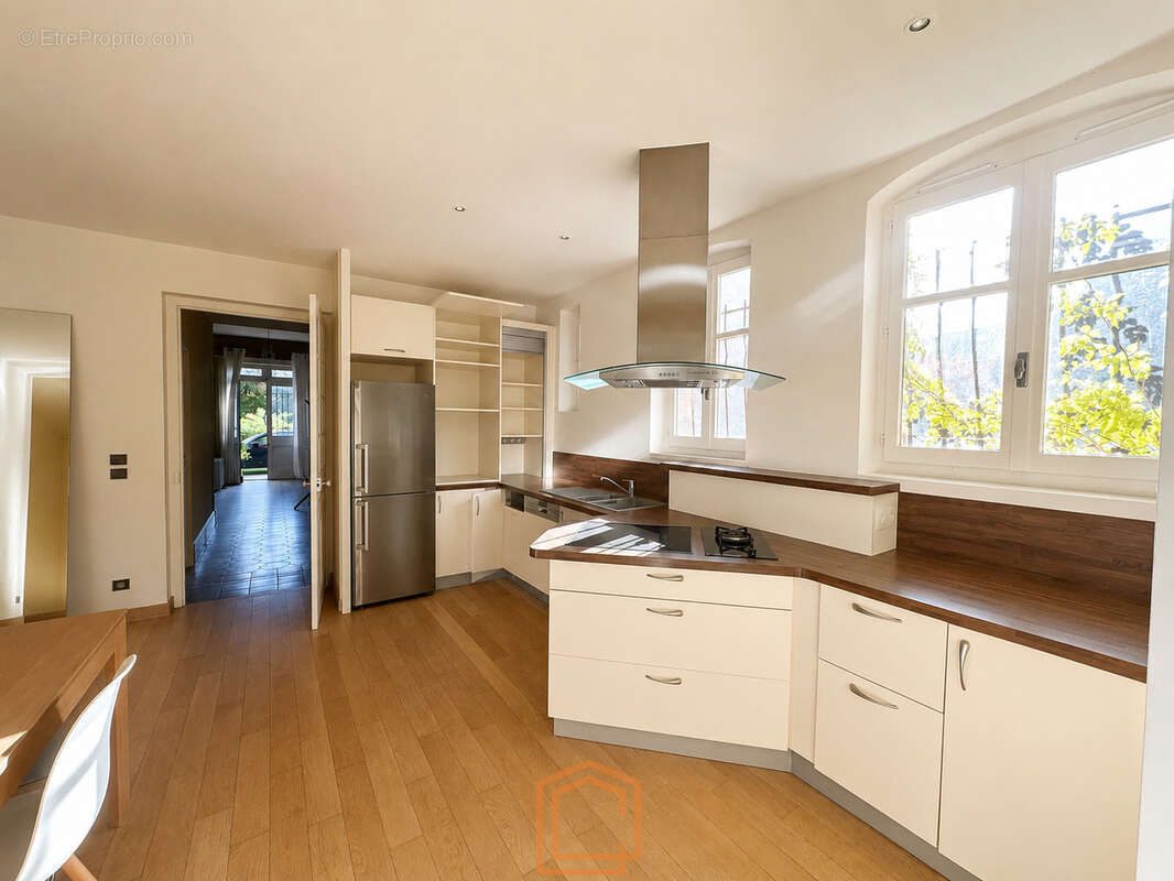Bâtisse de caractère 297m2 sur terrain 1350 m2 - photo 4