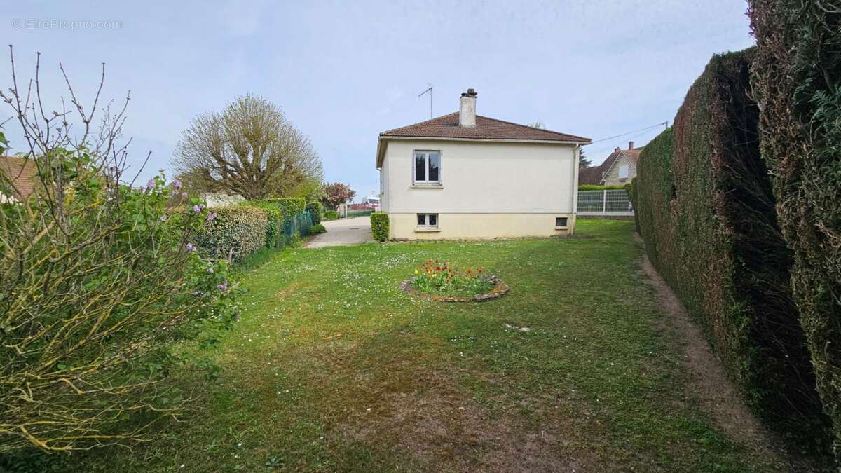 Maison à HOUDAN