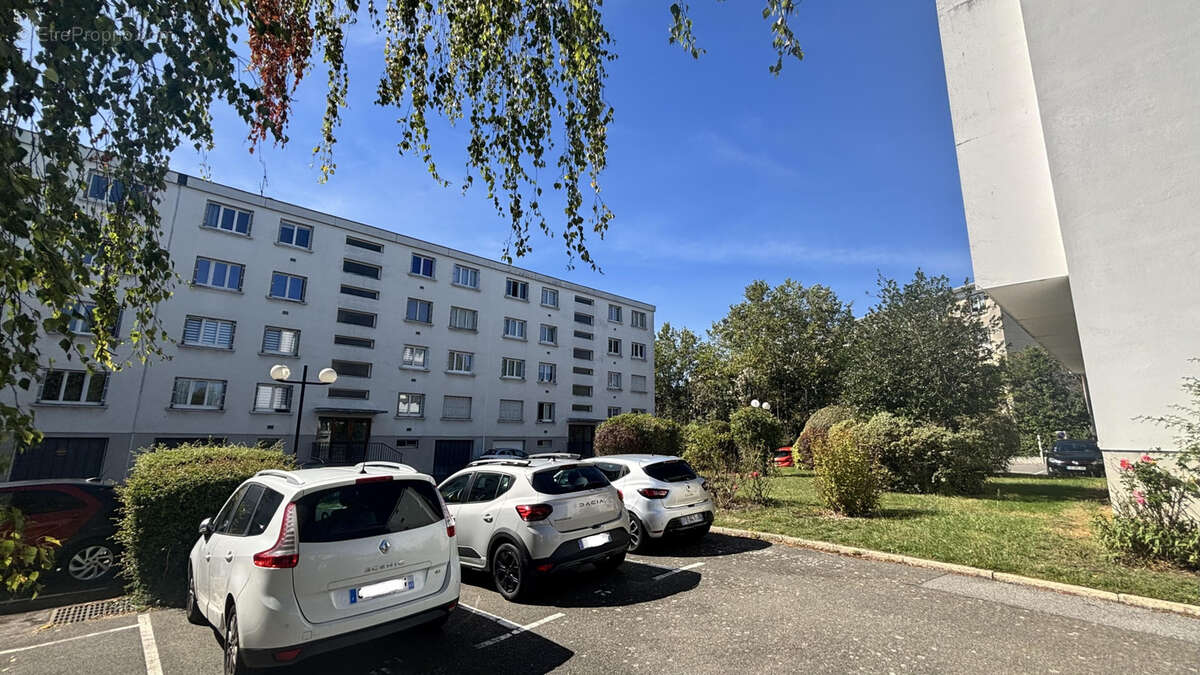 Appartement à NEAUPHLE-LE-CHATEAU