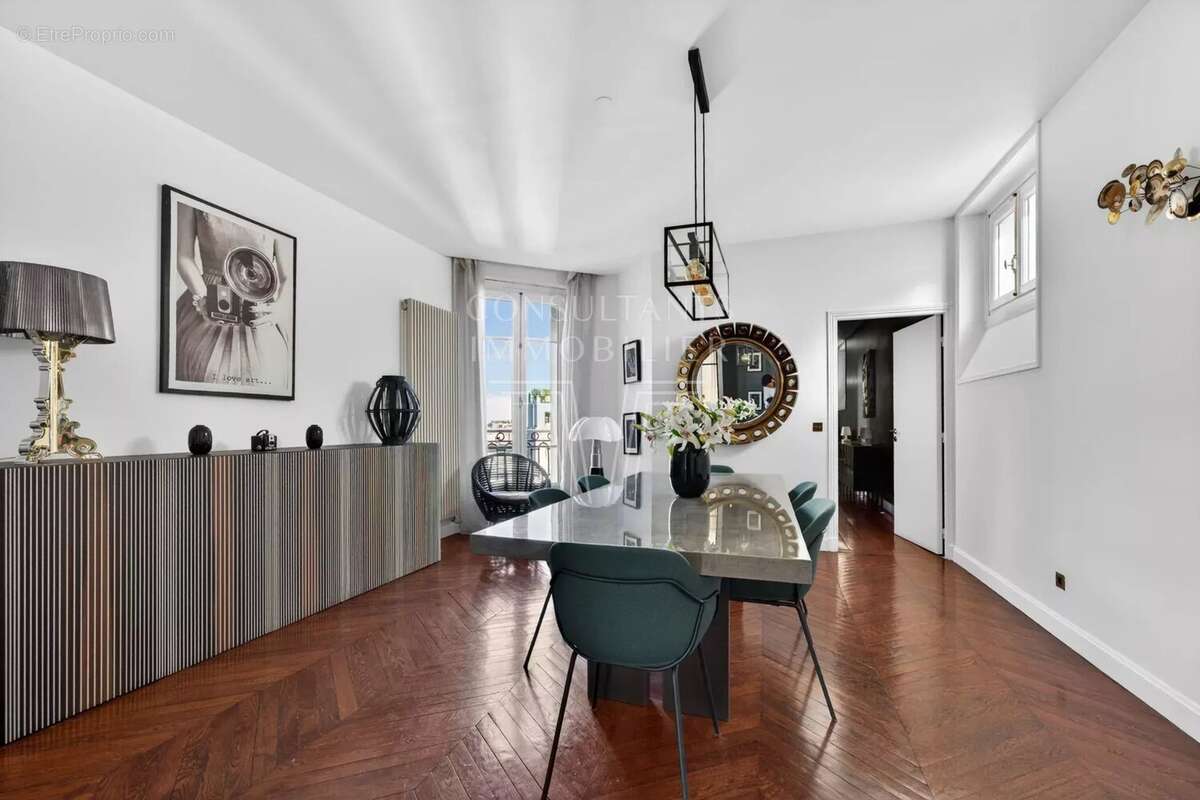 Appartement à PARIS-16E
